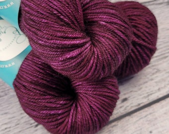 Velvet Worsted Hand Dyed Yarn 100% Superwash Merino 17 micron - Boysenberry