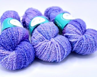 Filato bouclé Bodacious tinto a mano, peso DK, 100% lana merino superwash, blu, viola, rosa - Fantasia floreale