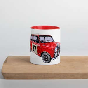 Op de afbeelding: Een witte keramische mok met een rode binnenkant toont een illustratie van een rode vintage raceauto met nummer 37. De mok staat op een houten oppervlak, waarbij het klassieke ontwerp van de auto wordt benadrukt.