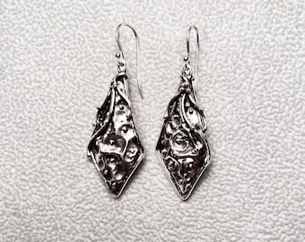 Brincos pendentes de prata esterlina com diamantes.