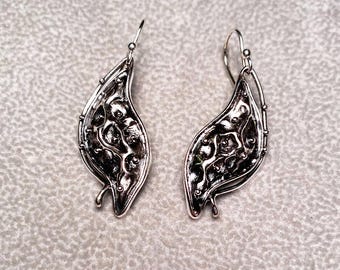 Brincos pendentes em forma de S, em prata de lei, com detalhe em arame.
