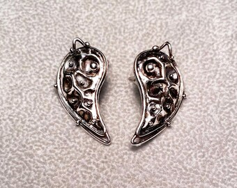 Brincos de prata esterlina com design paisley, com pino e pingente.