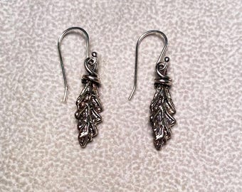 Brincos pendentes com folhas de rosa
