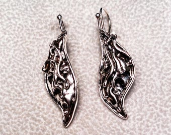 Brincos pendentes em forma de S, feitos à mão em prata de lei, com detalhe de arame interno.