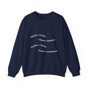 Puede incluir: Sudadera azul marino con texto blanco. El texto dice: "Opciones = Elecciones, Elecciones = Decisiones, Decisiones = Acciones, Acciones = Consecuencias". Una prenda superior informal de manga larga.