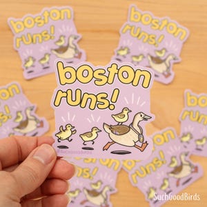 Boston Runs - Sticker vinyle 3" - oiseau mignon - souvenir de la Nouvelle-Angleterre - Boston Massachusetts - sticker histoire coloniale - médaille de coureur de marathon