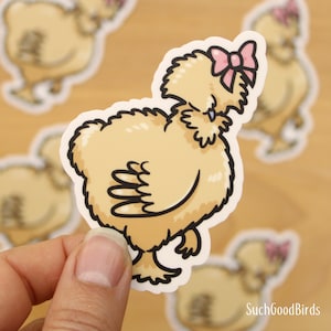Poulet soyeux - beige chamois avec noeud rose - autocollant en vinyle 3" - sticker oiseau vinyle imperméable - jolie poule fantaisie, poulet à fourrure, patte en plumes