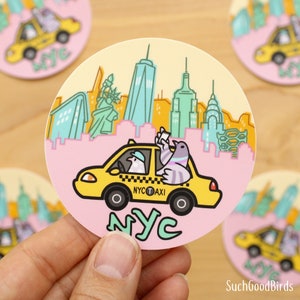 NYC Pigeons Taxi 3" Circle Vinyl Sticker - adesivo de pássaro fofo, adesivos kawaii, adesivos de pássaro, pombos da cidade de Nova York, táxi amarelo, cidade