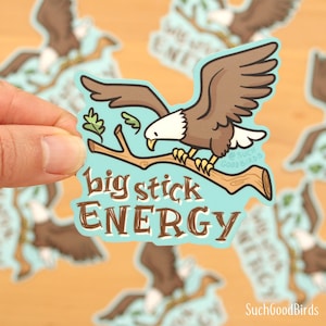 Pegatina de águila "Energía de Palo Grande" - Vinilo de 7,6 cm - Naturaleza, observación de aves, temporada de anidación, águila calva, observador de aves, adorable y divertido animal