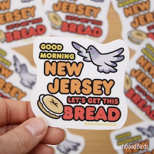 NJ Pigeons - Buenos días Nueva Jersey, vamos a conseguir este pan - Adhesivo de vinilo de 3" - Adhesivos de pájaros, queso crema para bagels, inspiración motivacional