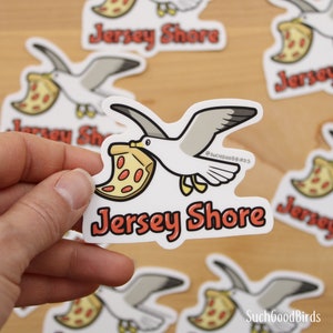 NJ Jersey Shore - Gabbiano con pizza - Adesivo in vinile da 3" - pizza al salame piccante, spiaggia dell'oceano, snack estivi sul lungomare, adesivo del New Jersey