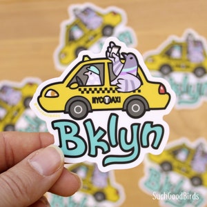 NYC Brooklyn Pigeon in Taxi - Adesivo de vinil de 3" - adesivo de pássaro fofo, vida na cidade grande, táxi amarelo de Nova York, pombos da cidade, brklyn