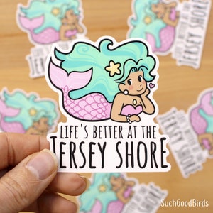 "NJ Mermaid Jersey Shore - ""Life's Better at the Jersey Shore"" - 3"Vinyl Aufkleber - wasserfest New Jersey Shore, Meerjungfrau lange teal grüne Haare."
