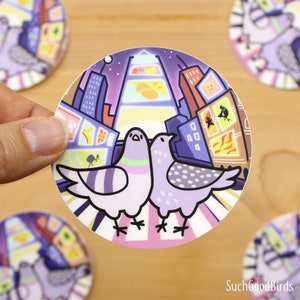 NYC Pigeons Times Square 3" Circle Vinyl Sticker - adesivo de pássaro fofo, kawaii, adesivos de pássaros, presentes para amantes de pássaros, pombos da cidade de Nova York