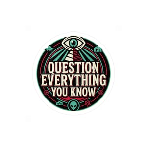 以下が含まれることがあります： 「QUESTION EVERYTHING YOU KNOW」の文字が白、赤、黒で書かれた丸いステッカー。目、ピラミッド、宇宙人の頭がデザインされ、ターコイズと赤のアクセントが施されています。ステッカーには白い縁取りがあります。