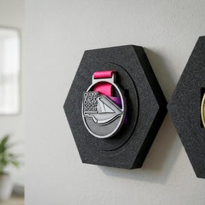 Percha modular hexagonal para medallas/expositor deportivo con diseño de panal/soporte impreso para correr, ciclismo, triatlón, airsoft y parches Hyrox