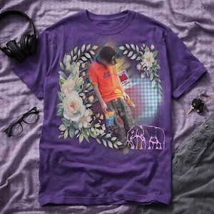 Könnte beinhalten: Rustikales Holzschild mit dem weißen Schriftzug "Welcome to our home". Das Schild hat eine Used-Optik und ein schlichtes, einladendes Design für den Eingangsbereich.