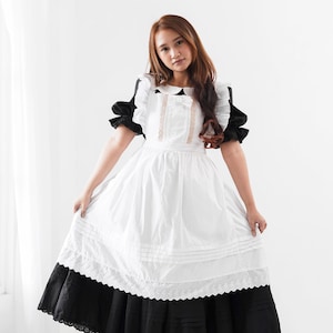 コテージコアの黒メイドドレス：白いエプロン付きロングコットンドレス