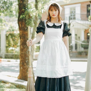 Langes Dienstmädchenkleid im Vintage-Stil: Weiße Baumwollschürze und klassisches schwarzes Landhauskleid