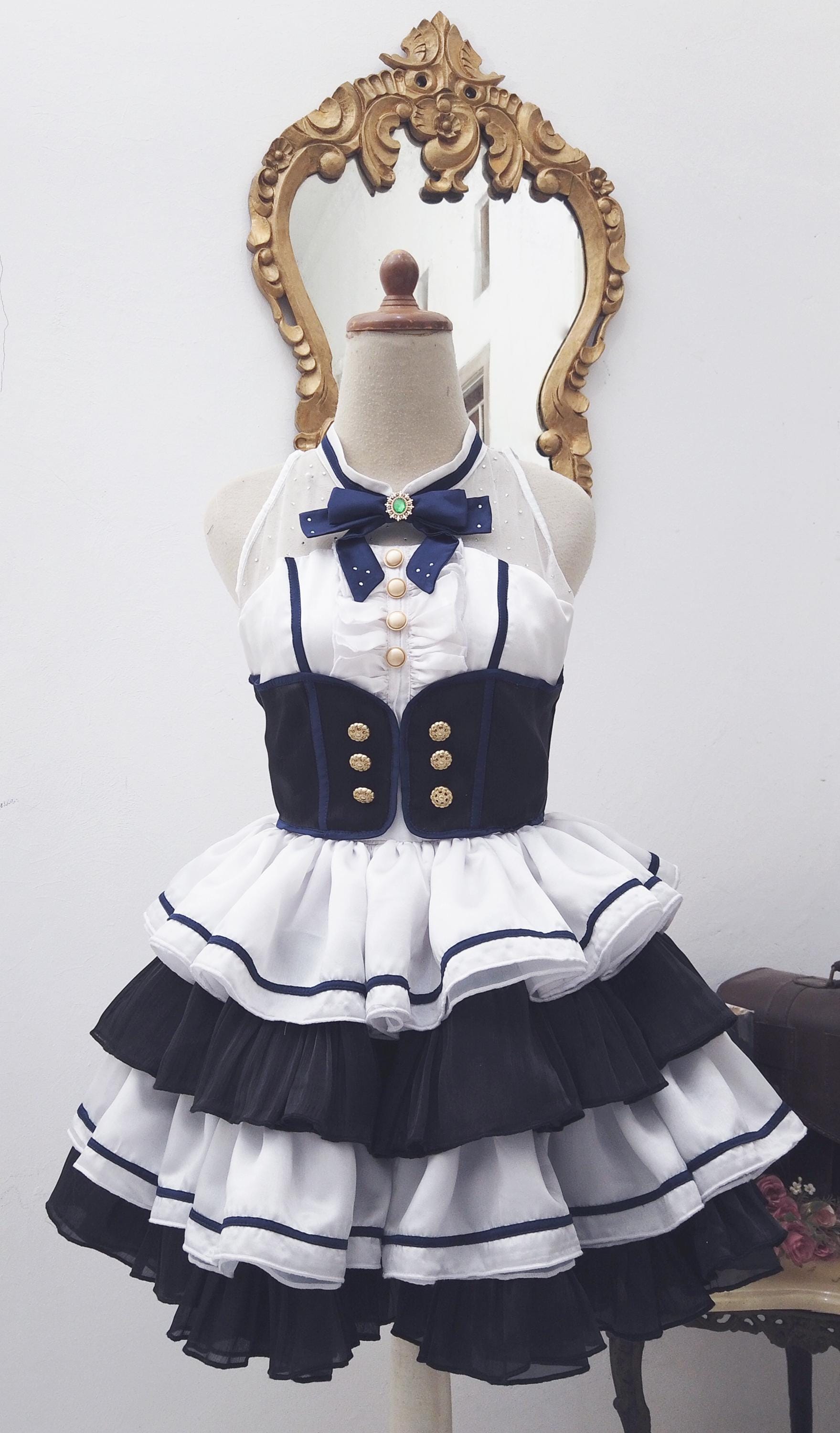アイドル風フリルドレス:白黒の可愛いステージパフォーマンス アイドル風フリルドレス:白黒の可愛いステージパフォーマンス