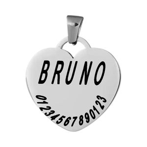 Puede incluir: Una placa plateada en forma de corazón para mascotas con el nombre "BRUNO" en letras negras y en negrita. Debajo del nombre, una serie de números del 0 al 123 están impresos en un patrón circular. La placa tiene un pequeño lazo en la parte superior.