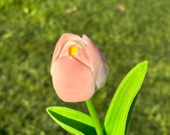 手作りの陶器製チューリップの花の茎