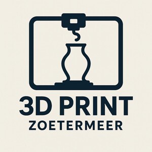 Op de afbeelding: Donkerblauw logo met een 3D-printer die een vaas maakt. De tekst "3D PRINT ZOETERMEER" staat eronder. De achtergrond is lichtbeige.