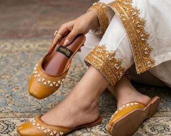 手作りのマスタード色のクッサ - 装飾付きレザーサンダル - 伝統的なパキスタンのジュッティ - 結婚式用シューズ