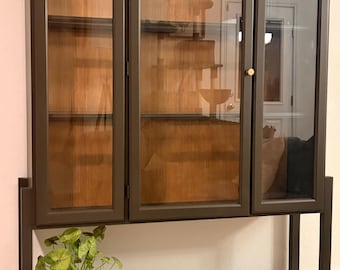 VERKOCHT* Vintage servieskast – bruinzwart geëmailleerde kast