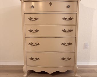 VENDIDA* Cómoda Basset vintage de 4 cajones — Estilo provincial francés / Restaurada en esmalte beige resistente / Herrajes de latón