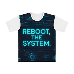 Könnte beinhalten: Weißes Kurzarm-T-Shirt mit futuristischem Design. Die Vorderseite des Shirts zeigt einen dunkelblauen Bildschirm mit den Worten "REBOOT, THE SYSTEM" in leuchtendem Cyan. Das Design umfasst Leiterplatten-ähnliche Muster.