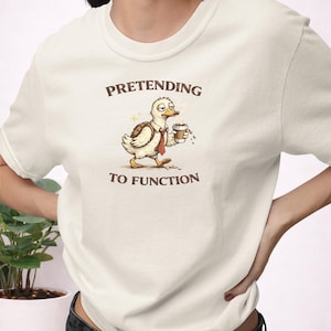 Camiseta "Fingiendo funcionar" / Camiseta divertida de pato / Camiseta sarcástica de café / Regalo divertido para compañeros de trabajo / Camiseta con meme de pato / Camiseta para trabajadores cansados