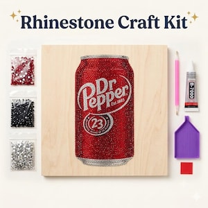 以下が含まれることがあります： Dr Pepperのソーダ缶のデザインが施された木製ボードと、赤、黒、銀のラインストーンが入ったクラフトキット。ラインストーンの小袋3つ、ピンクのアプリケーターツール、B-7000接着剤、紫色のトレイが含まれています。