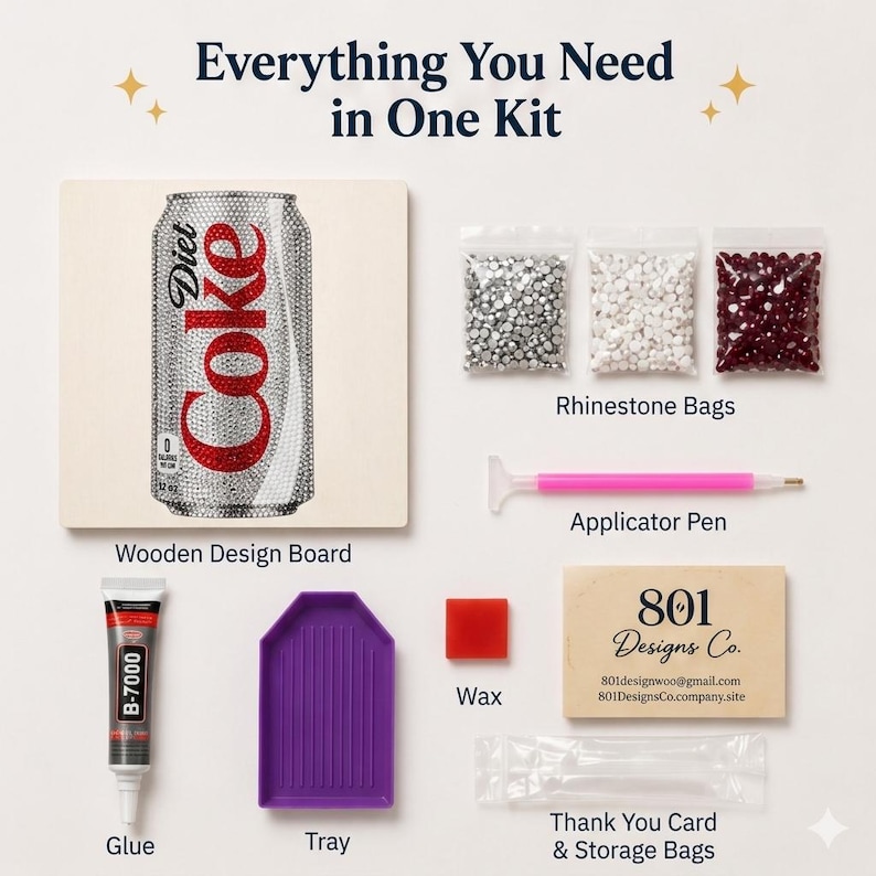 以下が含まれることがあります： Diet Cokeの缶のデザインが施された木製ボード、シルバー、ホワイト、レッドのラインストーンが入った3つの袋、ピンクのアプリケーターペン、B-7000接着剤、紫色のトレイ、赤いワックス、801 Designs Co.のカードを含むDIYクラフトキット。