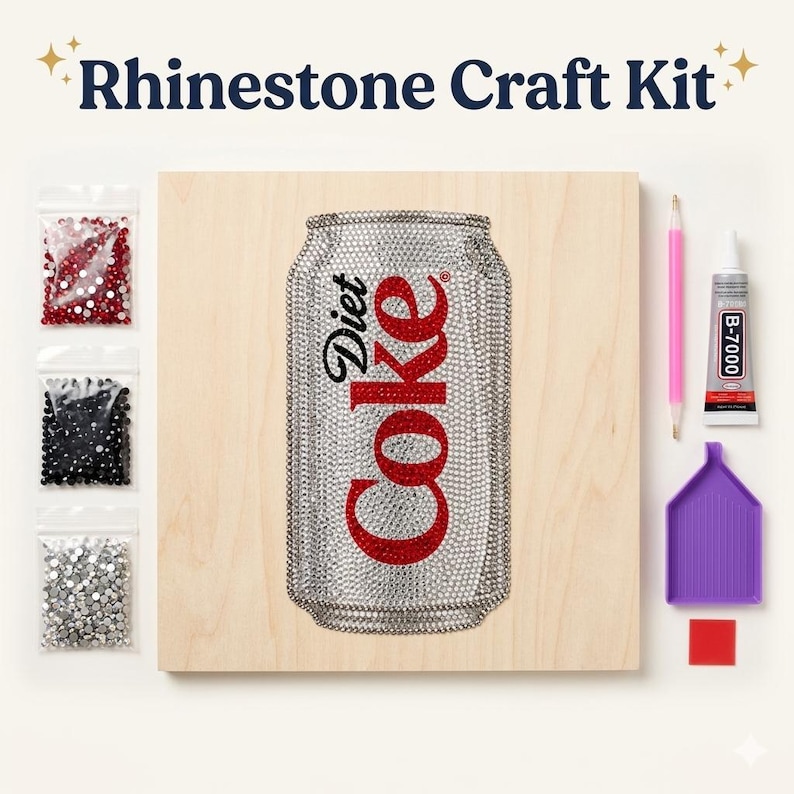 以下が含まれることがあります： Diet Cokeの缶のデザインが施された木製ボードと、シルバー、レッド、ブラックのラインストーンが入ったラインストーンクラフトキット。ラインストーンの小袋3つ、ピンクのアプリケーターツール、B-7000接着剤、紫色のトレイが含まれています。