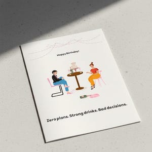 Könnte beinhalten: Weiße Geburtstagskarte mit einer Illustration von zwei Personen, einem Kuchen und Champagner. Der Text der Karte lautet "Happy Birthday!" und "Zero plans. Strong drinks. Bad decisions."
