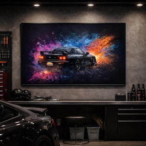 Puede incluir: Impresión artística de un coche deportivo negro en la pared de un garaje. La obra de arte representa un coche negro con trazos de pintura abstractos y coloridos. El garaje tiene herramientas, una caja de herramientas roja y un coche negro en primer plano.