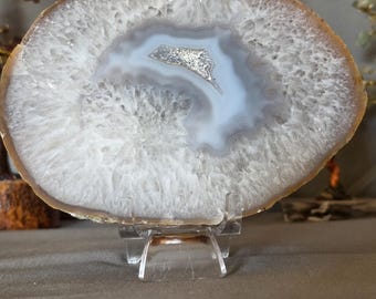 Agate slab with druzy pocket