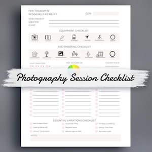 Puede incluir: Una lista de verificación de sesión de fotografía blanca con texto negro y detalles en rosa. La lista de verificación incluye secciones para equipos, tareas previas a la sesión y variaciones esenciales. El título "Photography Session Checklist" está escrito en una fuente de escritura.