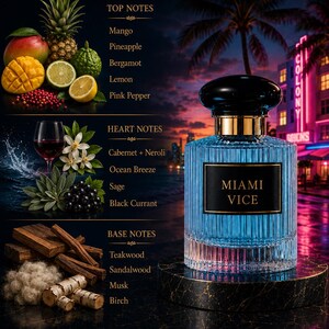 Könnte beinhalten: Eine blaue Glasparfümflasche mit schwarzem Verschluss und goldenen Akzenten, beschriftet mit "MIAMI VICE". Das Bild zeigt tropische Früchte, ein Weinglas und Holzelemente, mit Text, der die Duftnoten beschreibt.