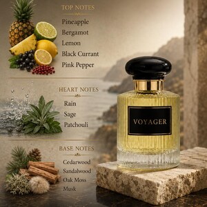Könnte beinhalten: Ein Parfümflakon mit der Aufschrift "VOYAGER" steht auf einem Steinblock. Das Bild zeigt eine Mischung aus Früchten, Regen und Hölzern. Die Kopfnoten sind Ananas, Bergamotte, Zitrone, schwarze Johannisbeere und rosa Pfeffer. Herznoten sind Regen, Salbei und Patschuli.