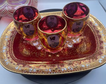 ヴィンテージ ヴィラ ハンディクラフト クランベリー グラス コーディアル セット トレイ 3 カップ 金メッキ エジプト風 バーウェア