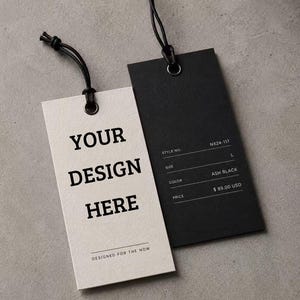 Könnte beinhalten: Zwei rechteckige Papieranhänger mit schwarzen Kordelschlaufen. Der linke Anhänger ist cremefarben mit dem schwarzen Text YOUR DESIGN HERE und DESIGNED FOR THE NOW. Der rechte Anhänger ist schwarz mit weißen Textfeldern für STYLE NO. NX24-117, SIZE L, COLOR ASH BLACK und PRICE $ 89.00 USD.