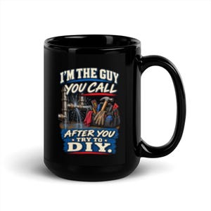 Könnte beinhalten: Ein schwarzer Keramikbecher mit einem Grafikdruck und dem Text I'M THE GUY YOU CALL AFTER YOU TRY TO DIY. Das Design zeigt eine Illustration eines undichten Rohrs und einer Werkzeugtasche mit verschiedenen Handwerkzeugen in Blau, Rot und Weiß.