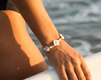 Baroque Pearl Puka Shell Bracelet – Coastal Beach Jewelry, Freshwater Natural Shell