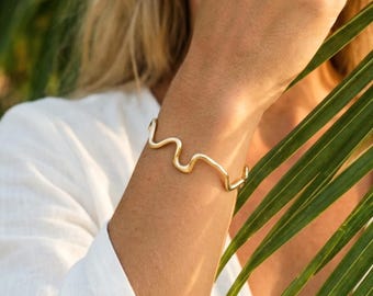 Gold Wave Cuff Bracelet – Minimal Coastal Jewelry for Elegant Summer Style