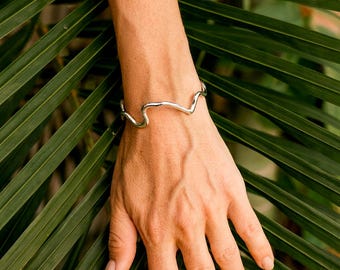 Wave Cuff Bracelet – Minimal Coastal Jewelry for Elegant Summer Style