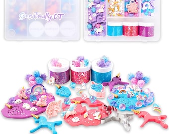 Op de afbeelding: Een sensorische speelset met een doorzichtige plastic opbergdoos met het label Sensationally OT, met gekleurde boetseerklei, eenhoornfiguren, regenboogbedels, plastic edelstenen, pompons en metalen koekjesvormen in diverse vormen.