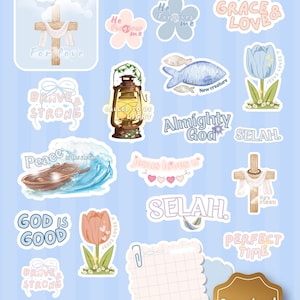 Puede incluir: Una colección de pegatinas digitales con temas religiosos. Los diseños incluyen cruces, flores, peces y frases inspiradoras como "Dios es bueno" y "Gracia y amor". Las pegatinas están en colores pastel suaves sobre un fondo azul claro.