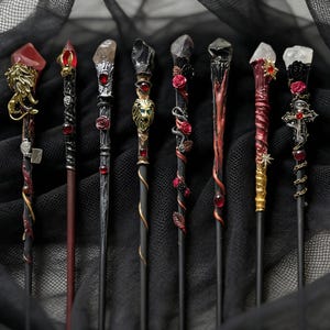 手作りのゴシック調魔法の杖、天然クリスタルの儀式用具、ダークファンタジーコスプレ小道具